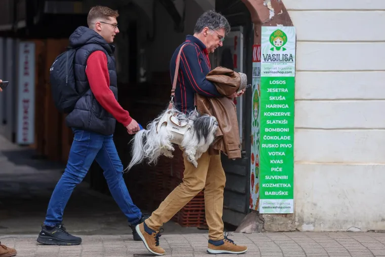 Prolaznici zastali i fotografirali 'modni dodatak': Pogledajte kako mu&scaron;karac nosi svog psa po Zagrebu