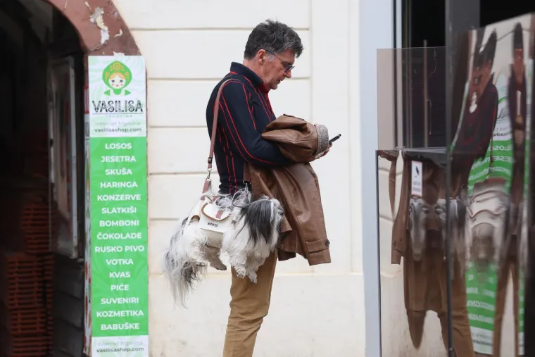 Prolaznici zastali i fotografirali 'modni dodatak': Pogledajte kako mu&scaron;karac nosi svog psa po Zagrebu