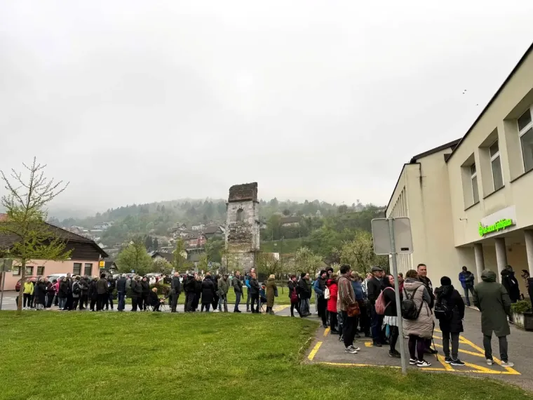 Susjedi satima čekali u koloni da se upi&scaron;u kod liječnice: 'Ovo nije red za pra&scaron;ak za rublje'