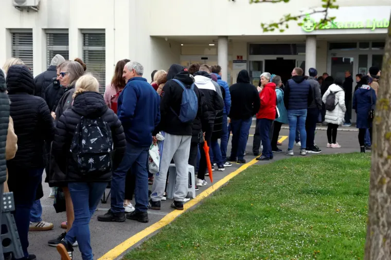 Susjedi satima čekali u koloni da se upi&scaron;u kod liječnice: 'Ovo nije red za pra&scaron;ak za rublje'