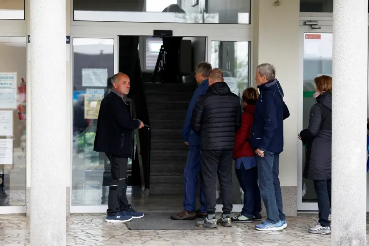 Susjedi satima čekali u koloni da se upi&scaron;u kod liječnice: 'Ovo nije red za pra&scaron;ak za rublje'