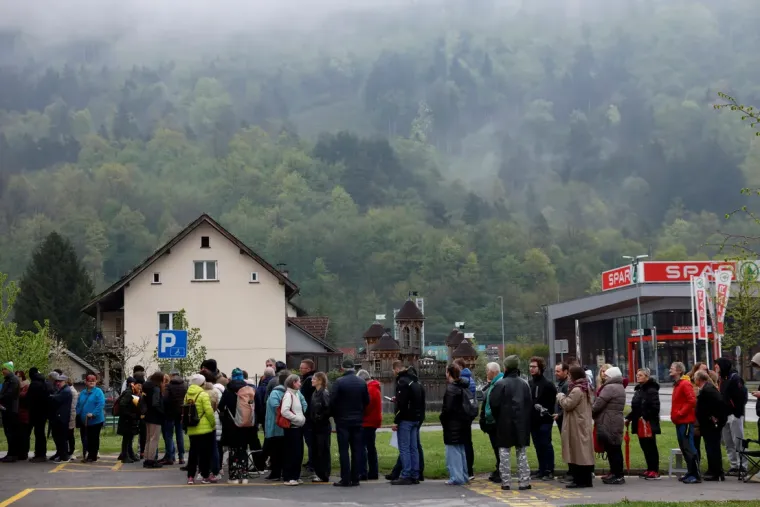 Susjedi satima čekali u koloni da se upi&scaron;u kod liječnice: 'Ovo nije red za pra&scaron;ak za rublje'