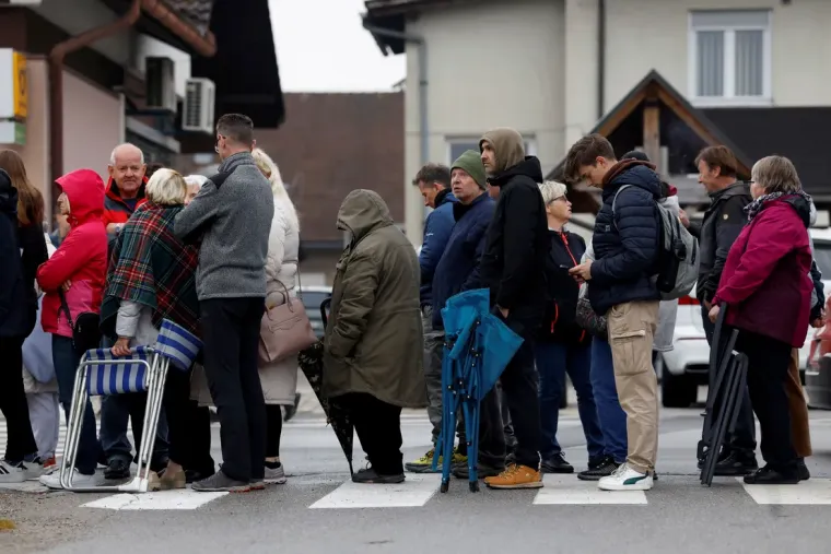 Susjedi satima čekali u koloni da se upi&scaron;u kod liječnice: 'Ovo nije red za pra&scaron;ak za rublje'