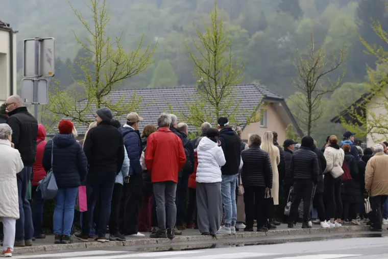 Susjedi satima čekali u koloni da se upi&scaron;u kod liječnice: 'Ovo nije red za pra&scaron;ak za rublje'