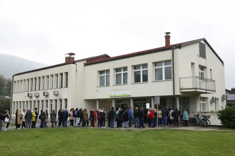 Susjedi satima čekali u koloni da se upi&scaron;u kod liječnice: 'Ovo nije red za pra&scaron;ak za rublje'