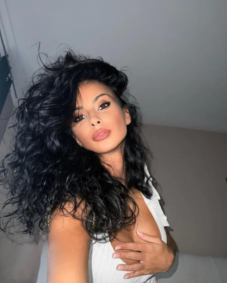 Ona je magnet za nogometa&scaron;e, a najvi&scaron;e voli ulagati u Birkinice: Tko je Sinjanka Anđela &Scaron;imac?