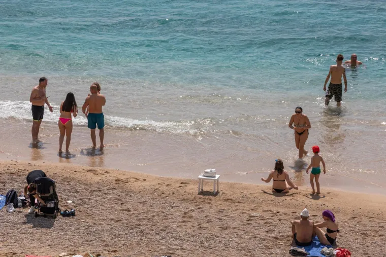 Kakvi prizori s juga Hrvatske: Dok se na Banjama banjaju, u gradu se kuhaju