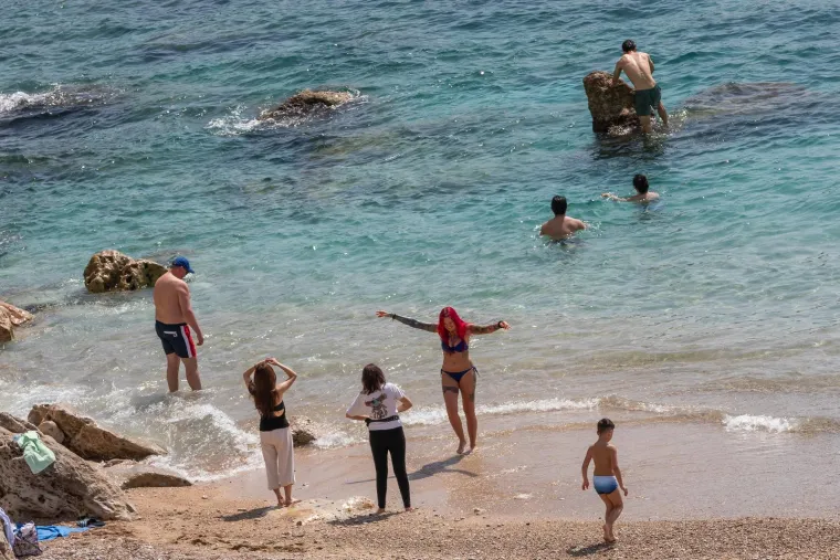 Kakvi prizori s juga Hrvatske: Dok se na Banjama banjaju, u gradu se kuhaju