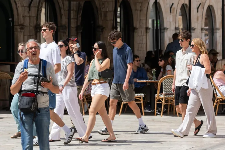Kakvi prizori s juga Hrvatske: Dok se na Banjama banjaju, u gradu se kuhaju