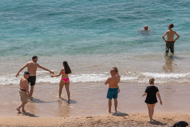 Kakvi prizori s juga Hrvatske: Dok se na Banjama banjaju, u gradu se kuhaju