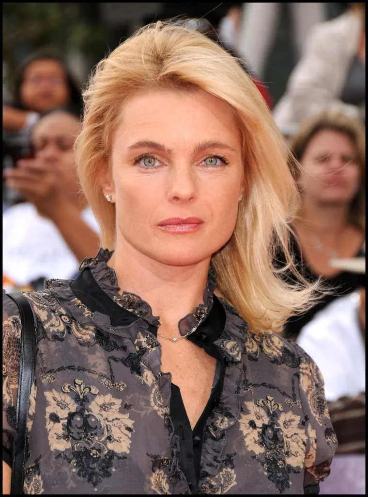 Erika Eleniak opet odijeva crveni kupaći i vraća se na plažu: Pogledajte kako Shauni sada izgleda