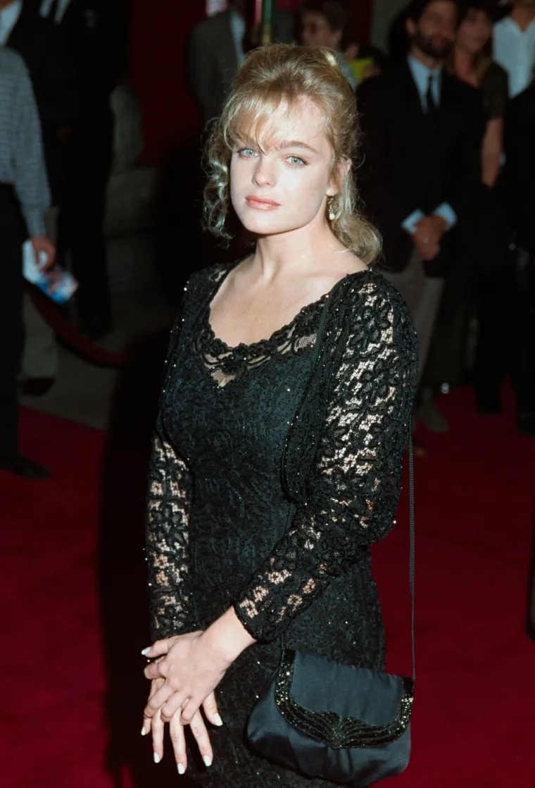 Erika Eleniak opet odijeva crveni kupaći i vraća se na plažu: Pogledajte kako Shauni sada izgleda