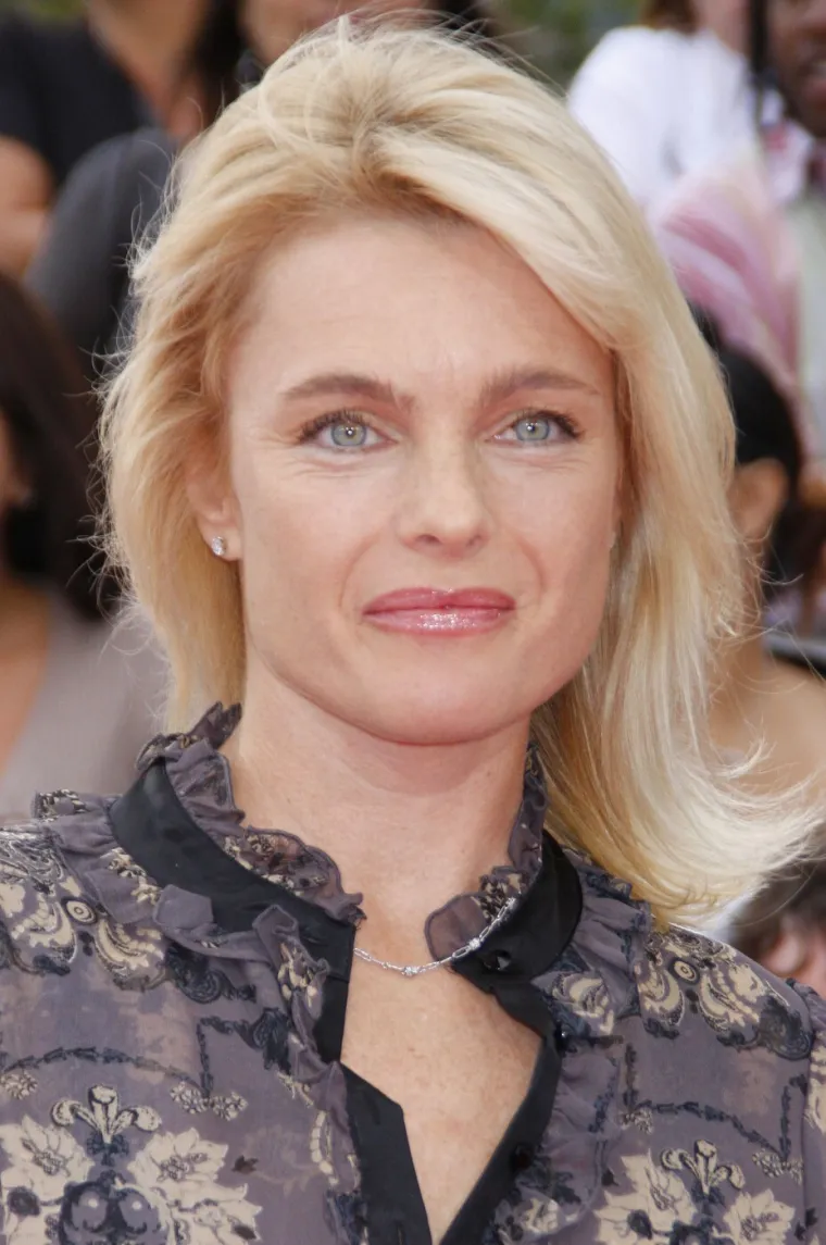 Erika Eleniak opet odijeva crveni kupaći i vraća se na plažu: Pogledajte kako Shauni sada izgleda