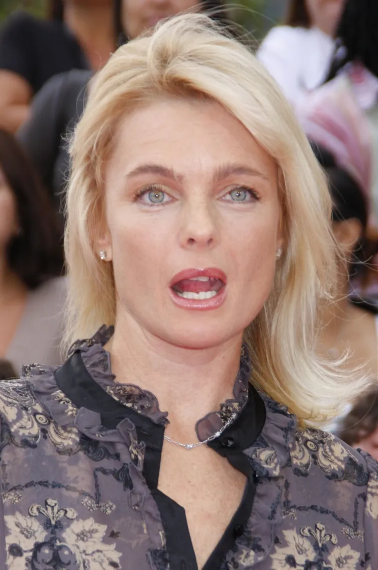 Erika Eleniak opet odijeva crveni kupaći i vraća se na plažu: Pogledajte kako Shauni sada izgleda