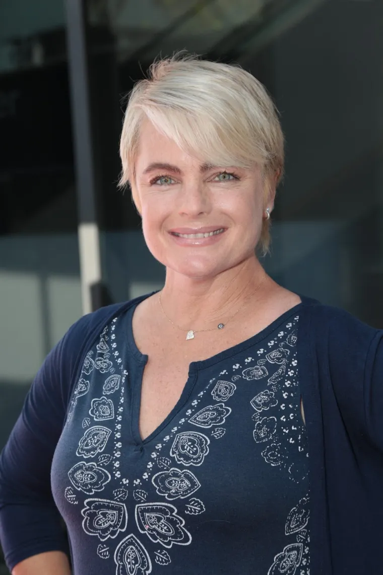 Erika Eleniak opet odijeva crveni kupaći i vraća se na plažu: Pogledajte kako Shauni sada izgleda