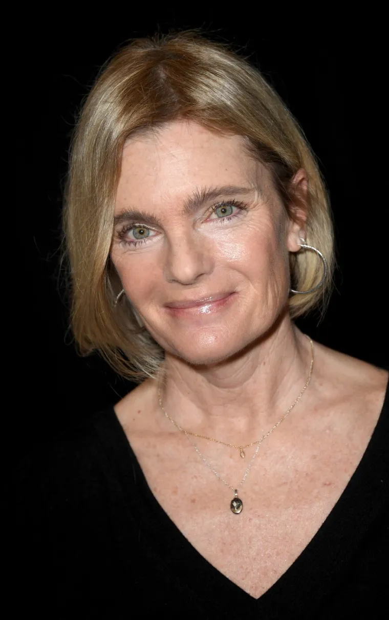 Erika Eleniak opet odijeva crveni kupaći i vraća se na plažu: Pogledajte kako Shauni sada izgleda