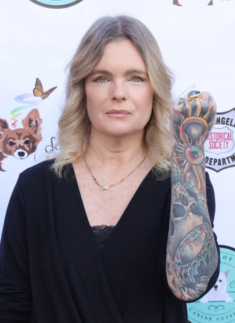 Erika Eleniak opet odijeva crveni kupaći i vraća se na plažu: Pogledajte kako Shauni sada izgleda