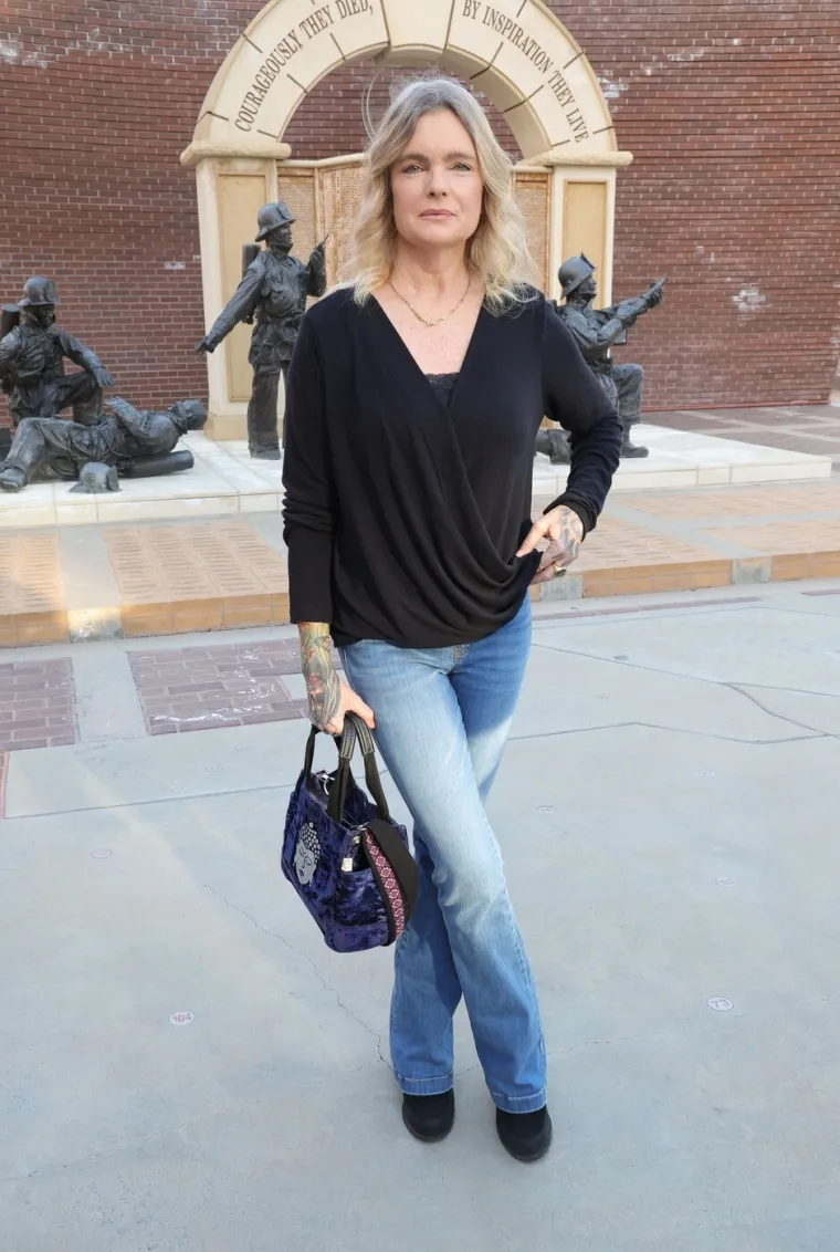 Erika Eleniak opet odijeva crveni kupaći i vraća se na plažu: Pogledajte kako Shauni sada izgleda