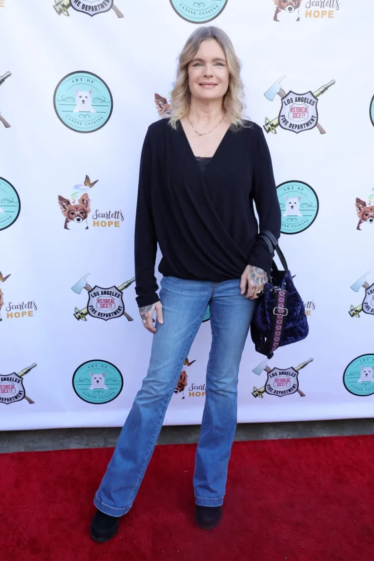 Erika Eleniak opet odijeva crveni kupaći i vraća se na plažu: Pogledajte kako Shauni sada izgleda