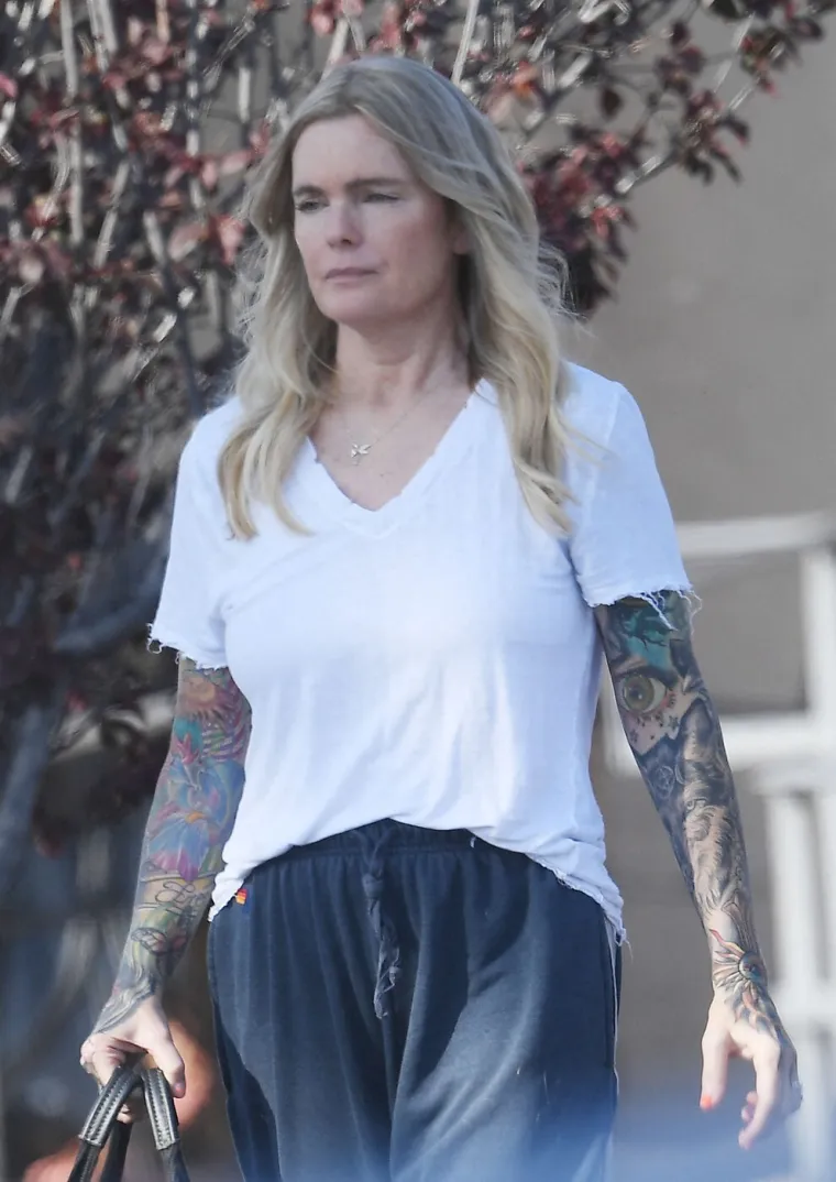 Erika Eleniak opet odijeva crveni kupaći i vraća se na plažu: Pogledajte kako Shauni sada izgleda