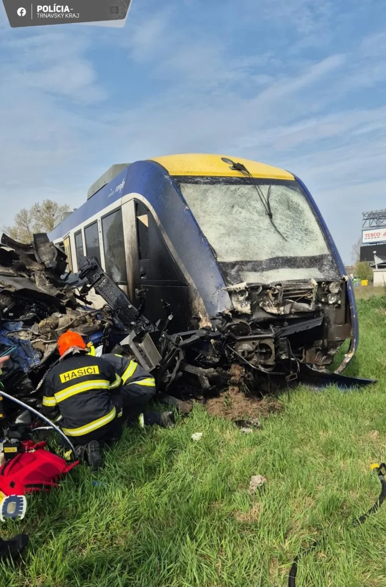 Stravični prizori zgnječenog kamiona i vlaka! U sudaru jedan poginuo, deseci ozlijeđenih
