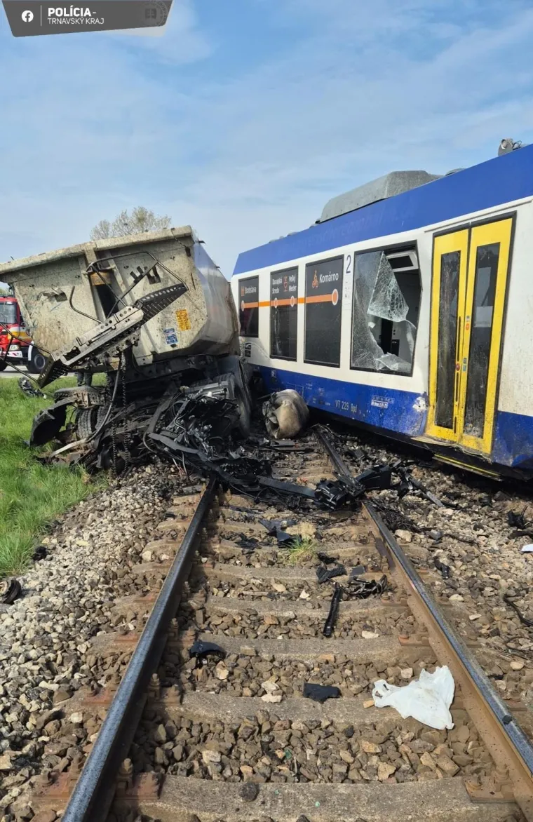 Stravični prizori zgnječenog kamiona i vlaka! U sudaru jedan poginuo, deseci ozlijeđenih