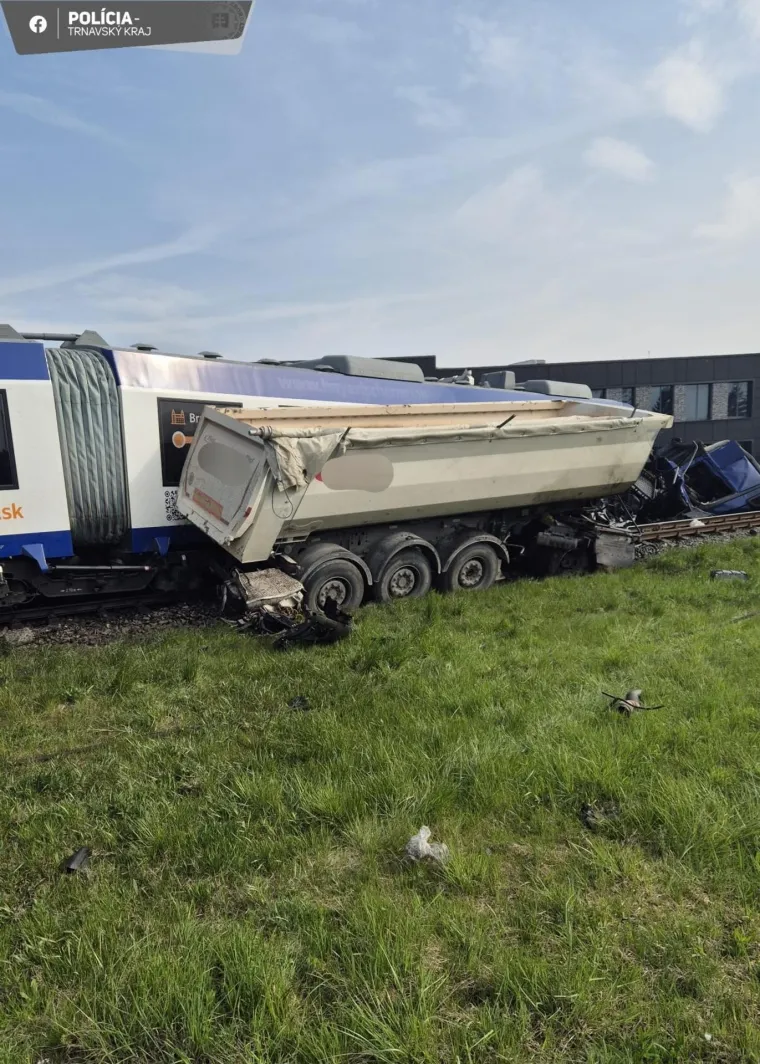 Stravični prizori zgnječenog kamiona i vlaka! U sudaru jedan poginuo, deseci ozlijeđenih