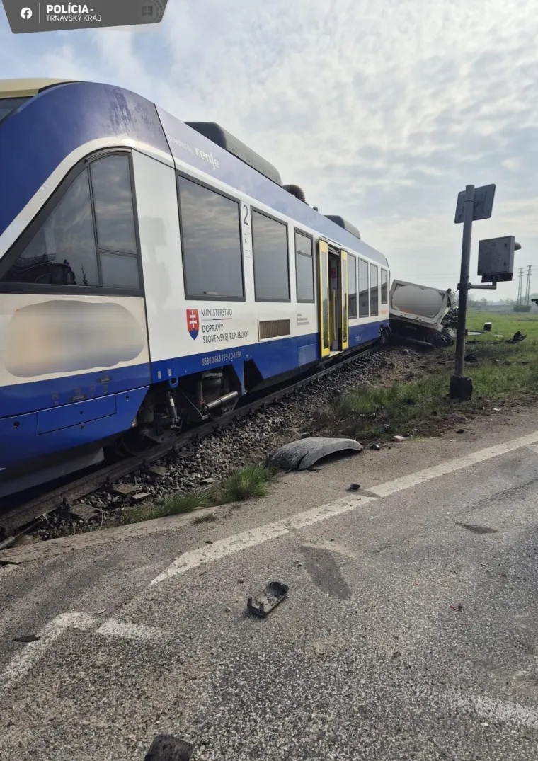 Stravični prizori zgnječenog kamiona i vlaka! U sudaru jedan poginuo, deseci ozlijeđenih
