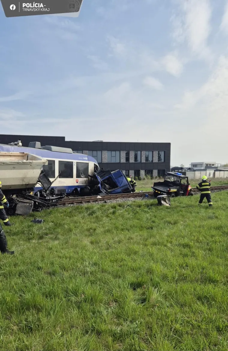 Stravični prizori zgnječenog kamiona i vlaka! U sudaru jedan poginuo, deseci ozlijeđenih