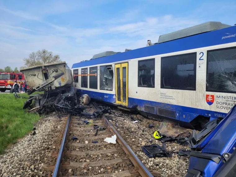 Stravični prizori zgnječenog kamiona i vlaka! U sudaru jedan poginuo, deseci ozlijeđenih