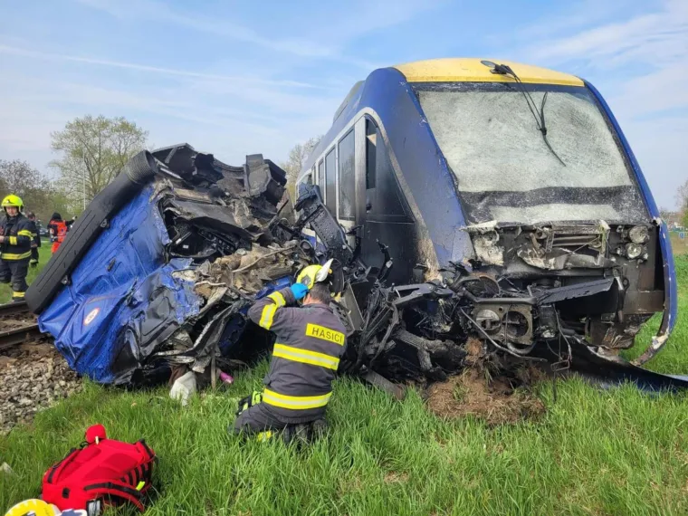 Stravični prizori zgnječenog kamiona i vlaka! U sudaru jedan poginuo, deseci ozlijeđenih