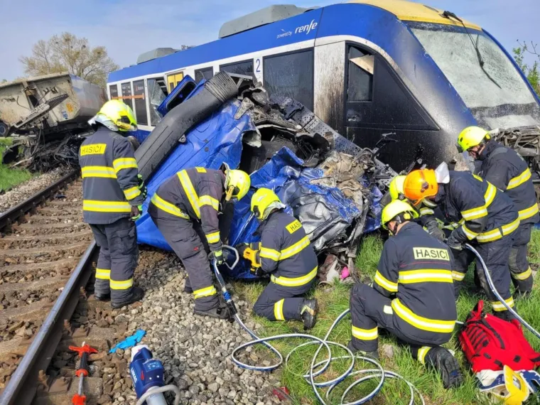 Stravični prizori zgnječenog kamiona i vlaka! U sudaru jedan poginuo, deseci ozlijeđenih