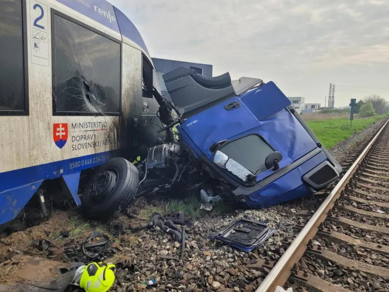 Stravični prizori zgnječenog kamiona i vlaka! U sudaru jedan poginuo, deseci ozlijeđenih