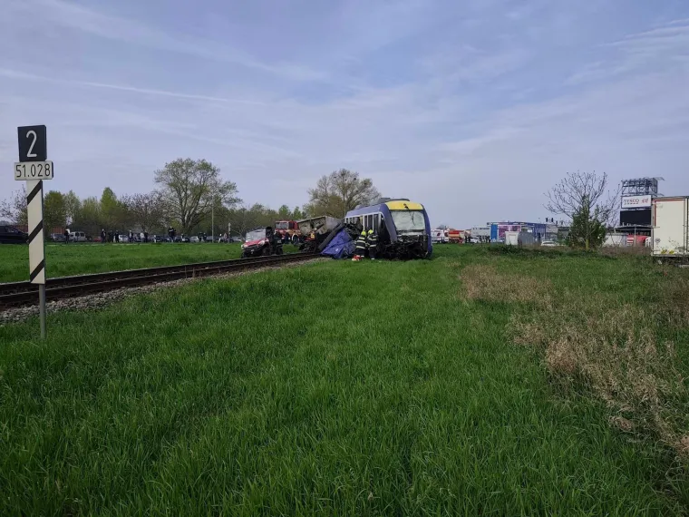 Stravični prizori zgnječenog kamiona i vlaka! U sudaru jedan poginuo, deseci ozlijeđenih