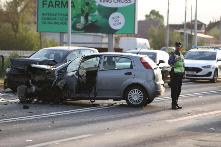 Ružni prizori te&scaron;ke prometne u Zagrebu! U sudaru četiri automobila, dvoje ozlijeđenih