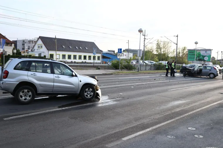 Ružni prizori te&scaron;ke prometne u Zagrebu! U sudaru četiri automobila, dvoje ozlijeđenih