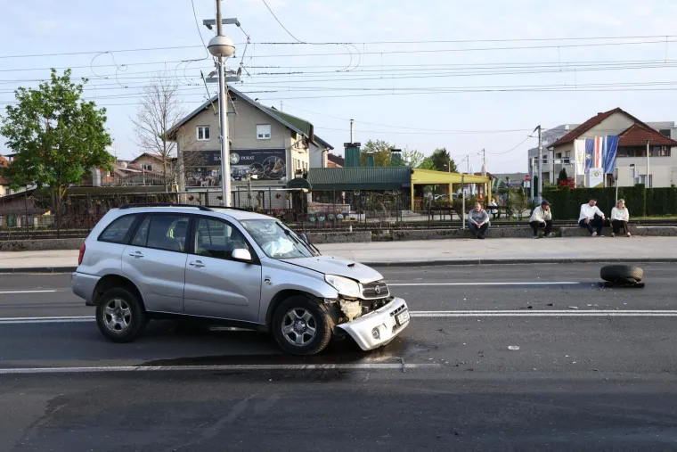 Ružni prizori te&scaron;ke prometne u Zagrebu! U sudaru četiri automobila, dvoje ozlijeđenih