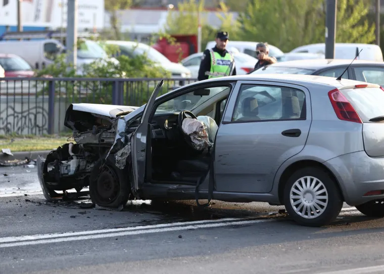 Ružni prizori te&scaron;ke prometne u Zagrebu! U sudaru četiri automobila, dvoje ozlijeđenih