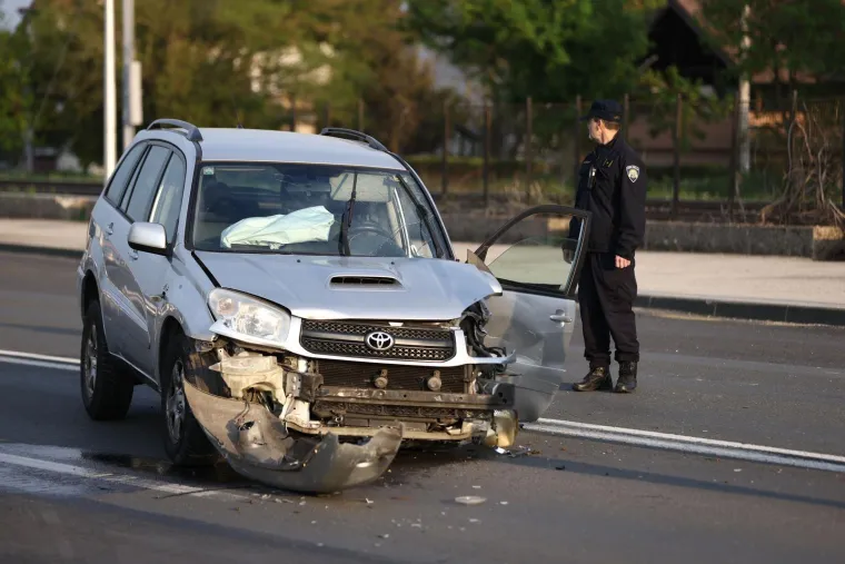 Ružni prizori te&scaron;ke prometne u Zagrebu! U sudaru četiri automobila, dvoje ozlijeđenih
