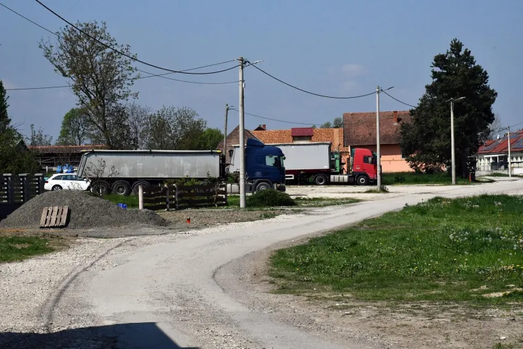 Mjesto gdje je vozač pokosio tri žene: 'Kod jedne je u podne bio na &scaron;i&scaron;anju pa se razveo i vratio u kafić'