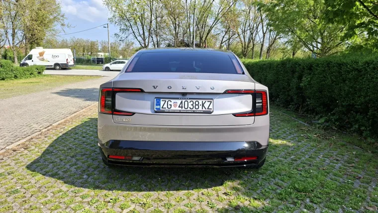 &Scaron;vedska perjanica stigla u Hrvatsku: Moćna limuzina ima pet metara i 680 KS, a znamo i cijene!