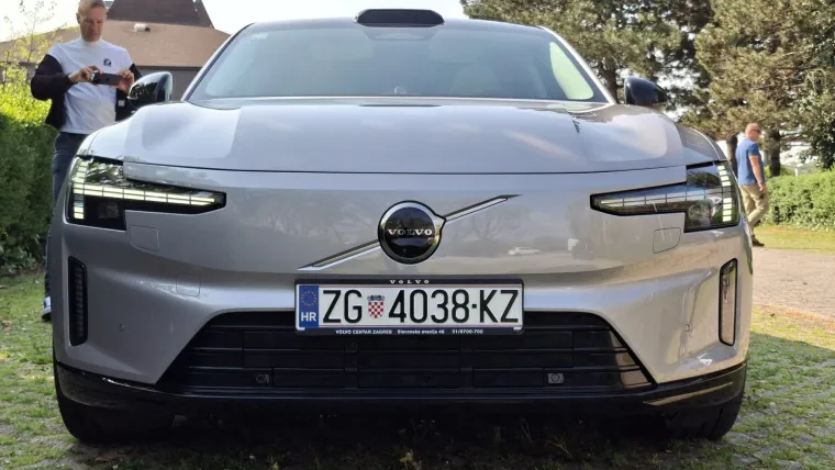 &Scaron;vedska perjanica stigla u Hrvatsku: Moćna limuzina ima pet metara i 680 KS, a znamo i cijene!