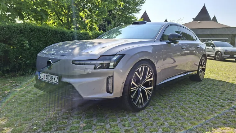 &Scaron;vedska perjanica stigla u Hrvatsku: Moćna limuzina ima pet metara i 680 KS, a znamo i cijene!