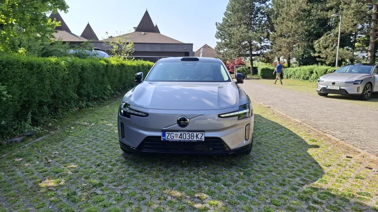 &Scaron;vedska perjanica stigla u Hrvatsku: Moćna limuzina ima pet metara i 680 KS, a znamo i cijene!