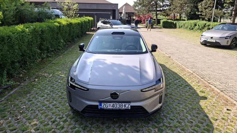 &Scaron;vedska perjanica stigla u Hrvatsku: Moćna limuzina ima pet metara i 680 KS, a znamo i cijene!