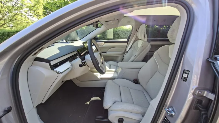 &Scaron;vedska perjanica stigla u Hrvatsku: Moćna limuzina ima pet metara i 680 KS, a znamo i cijene!