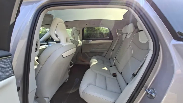 &Scaron;vedska perjanica stigla u Hrvatsku: Moćna limuzina ima pet metara i 680 KS, a znamo i cijene!