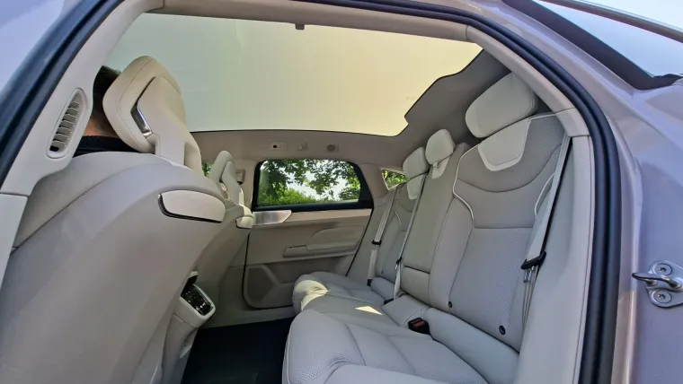 &Scaron;vedska perjanica stigla u Hrvatsku: Moćna limuzina ima pet metara i 680 KS, a znamo i cijene!