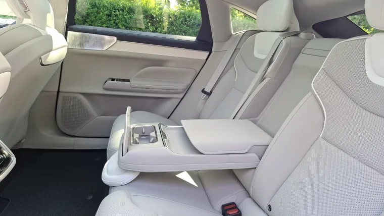 &Scaron;vedska perjanica stigla u Hrvatsku: Moćna limuzina ima pet metara i 680 KS, a znamo i cijene!