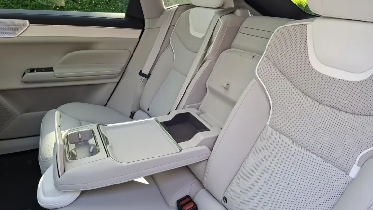 &Scaron;vedska perjanica stigla u Hrvatsku: Moćna limuzina ima pet metara i 680 KS, a znamo i cijene!